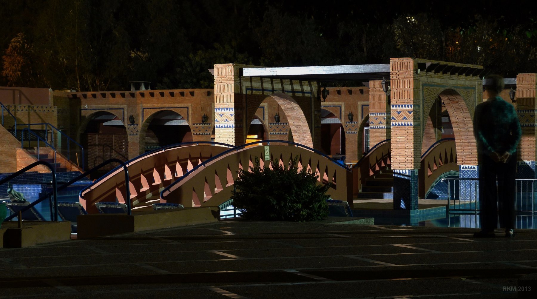 Agadir, Hotel Almoggar, vers la piscine la nuit